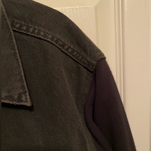 NWT Levi’s EX-BOYFRIEND HYBRID TRUCKER Black Jean Jacket with Sweatshirt Sleeves - Picture 4 of 9